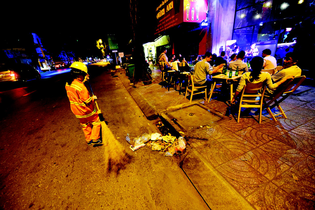 Đón[-]giao[-]thừa[-]ngoài[-]đường[-]bên[-]cây[-]chổi,[-]thùng[-]rác